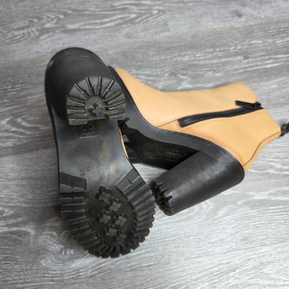 Dr. Martens Women's - Magdalena Tan Wyoming Leather Heeled Zip Boots - Size 5 - Picture 6 of 11